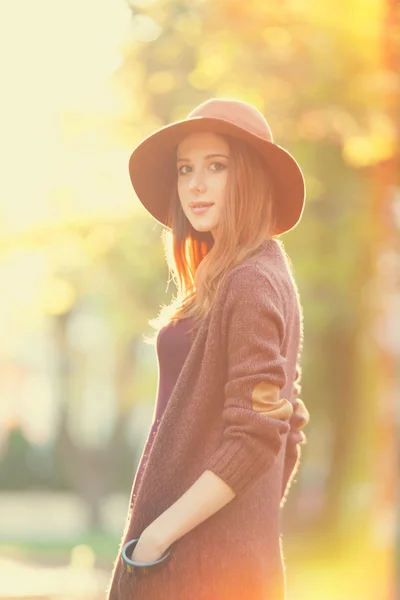 Κοκκινομάλλα κοπέλα με το καπέλο στο πάρκο φθινόπωρο. — Φωτογραφία Αρχείου