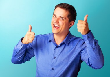 Casual adam mavi renkli forması.