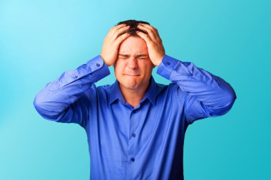 gömlek mavi zemin üzerine şaşırmış adam.