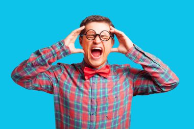 mavi zemin üzerine tişörtlü adam nerdl.