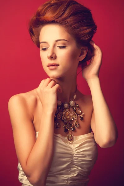 Retrato de mulheres eduardianas ruivas em fundo vermelho . — Fotografia de Stock