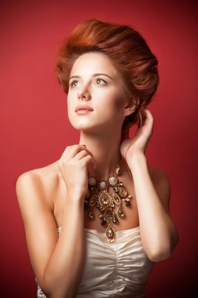 Retrato de mujeres eduardianas pelirrojas sobre fondo rojo . —  Fotos de Stock