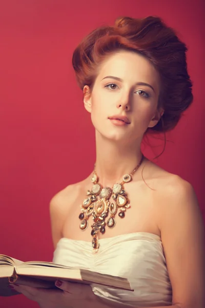 Retrato de mujeres eduardianas pelirrojas con libro sobre fondo rojo . — Foto de Stock