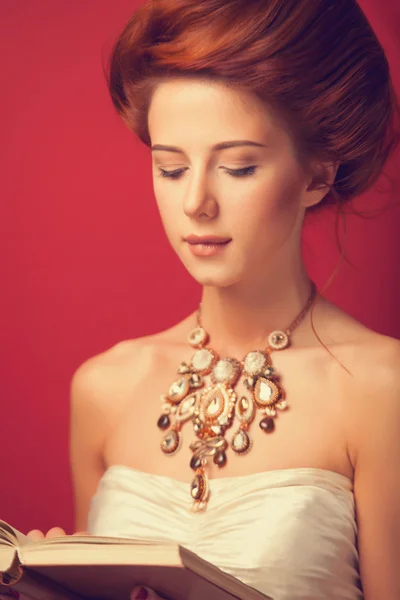 Retrato de mujeres eduardianas pelirrojas con libro sobre fondo rojo . — Foto de Stock