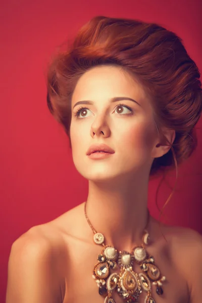 赤の背景赤毛エドワード朝の女性の肖像画. — ストック写真
