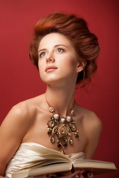 Retrato de mulheres eduardianas ruivas com livro sobre fundo vermelho . — Fotografia de Stock