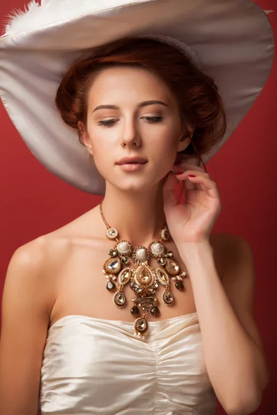 Retrato de mulheres eduardianas ruivas em fundo vermelho . — Fotografia de Stock