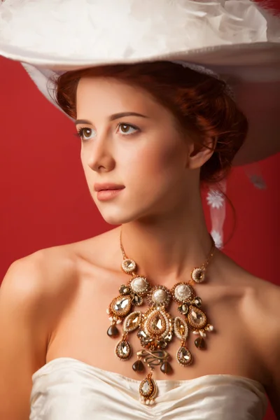 Retrato de mulheres eduardianas ruivas em fundo vermelho . — Fotografia de Stock