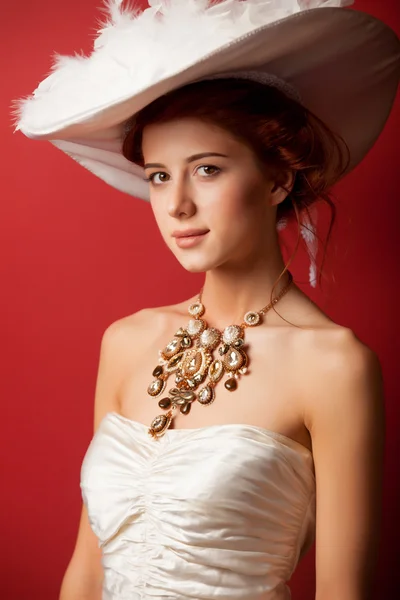 Retrato de mulheres eduardianas ruivas em fundo vermelho . — Fotografia de Stock