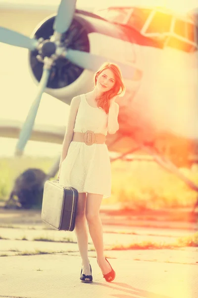 Menina solitária com mala em avião próximo . — Fotografia de Stock