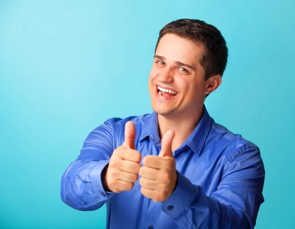 Casual homem de camisa no fundo azul . — Fotografia de Stock