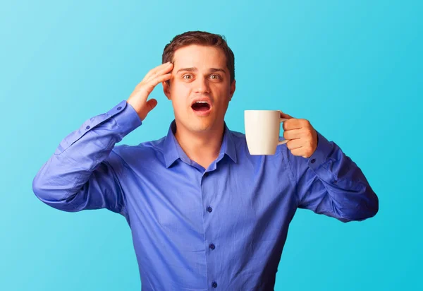 Hombre sorprendido en camisa con copa sobre fondo azul . —  Fotos de Stock