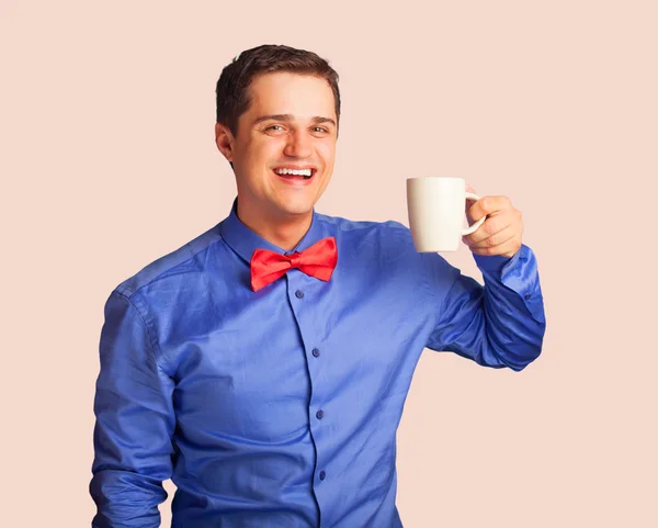 Homem feliz na camisa com xícara de café — Fotografia de Stock