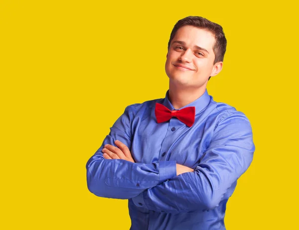 Casual man in shirt op gele achtergrond. — Stockfoto