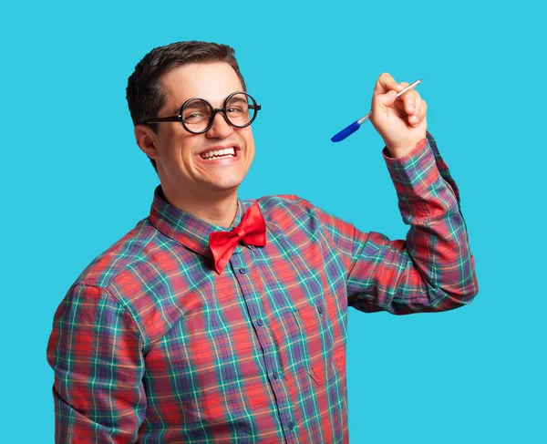 Nerd con bolígrafo y gafas sobre fondo azul . —  Fotos de Stock