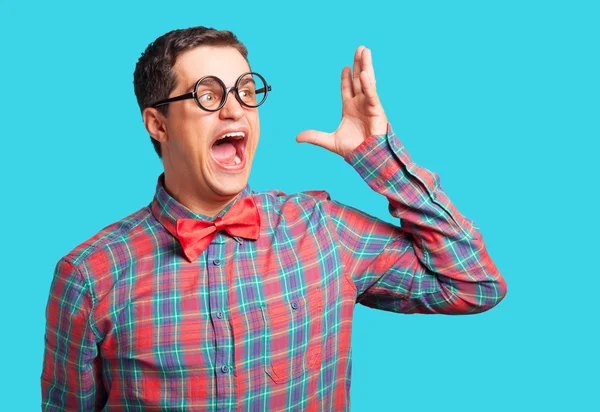 Nerdl hombre en camisa sobre fondo azul . — Foto de Stock