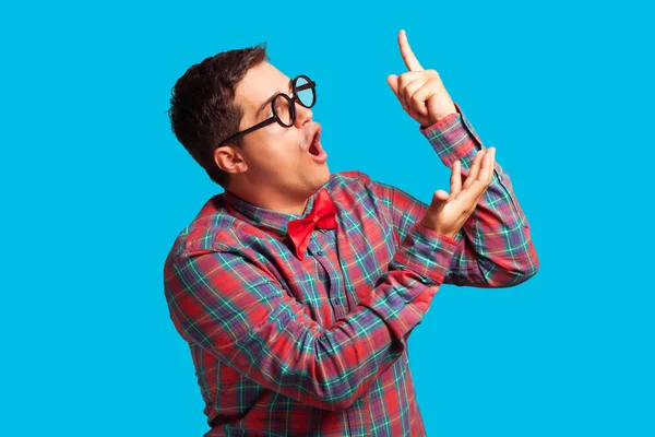 Nerdl hombre en camisa sobre fondo azul . —  Fotos de Stock