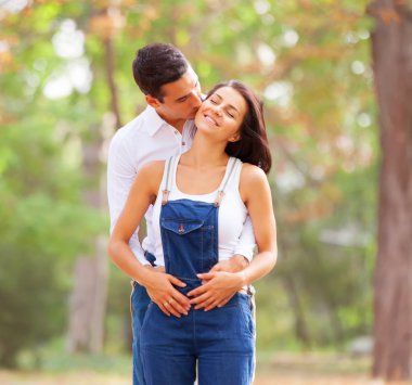 Sonbahar zaman parkta öpüşme genç Çift