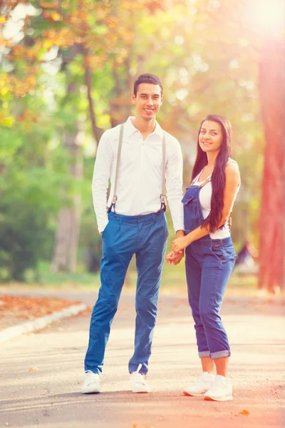 Teen par i parken i höstens tid — Stockfoto