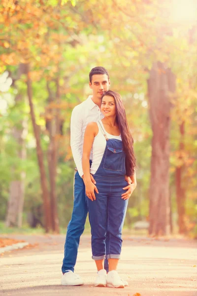 Teen couple in the park in autumn time — Stock Photo, Image