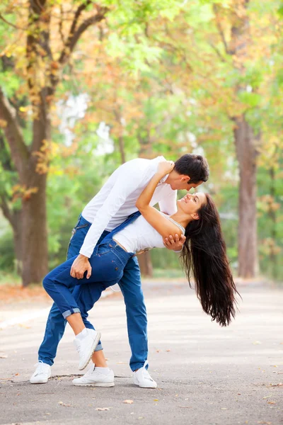 Teenie-Paar küsst sich im Herbst im Park — Stockfoto