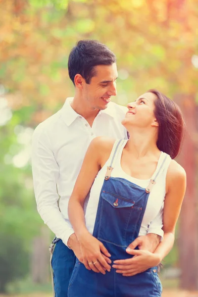 Teen couple in the park in autumn time — Stock Photo, Image