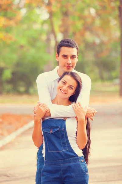 Teen couple in the park in autumn time — Stock Photo, Image