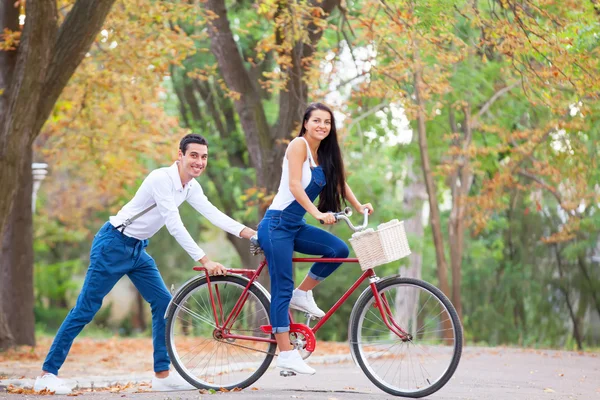 秋の時間で公園で自転車で十代のカップル — ストック写真