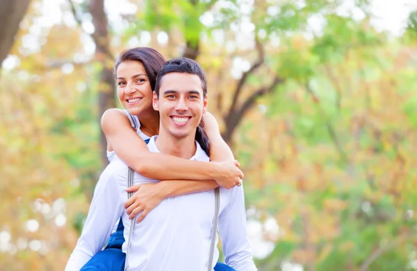 Koppel knuffelen in het park. — Stockfoto