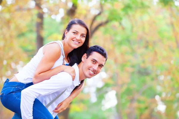 Casal abraço no parque . — Fotografia de Stock