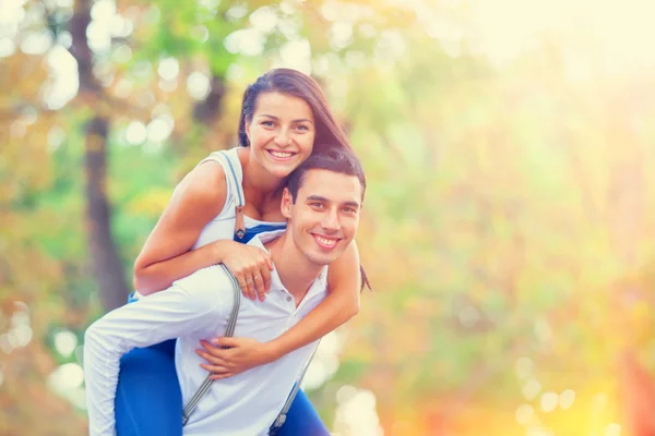 Koppel knuffelen in het park. — Stockfoto