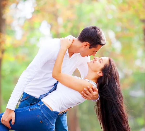 Adolescente pareja besándose en el parque en otoño Fotos de stock