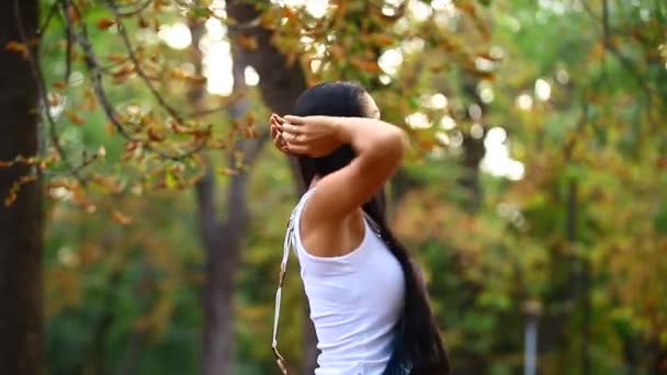 Morena menina no parque — Vídeo de Stock