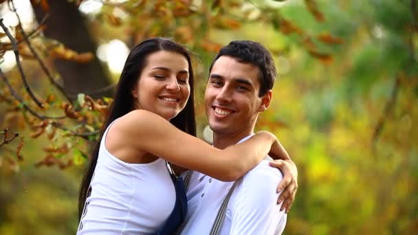 Pareja adolescente con bicicleta retro besándose en el parque en otoño — Vídeos de Stock