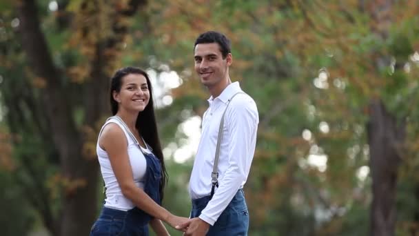 Pareja adolescente con bicicleta retro besándose en el parque en otoño — Vídeos de Stock