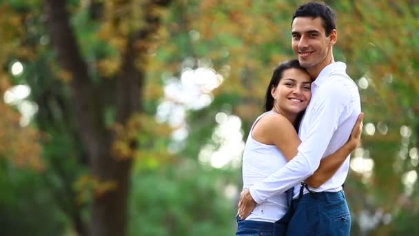 Pareja adolescente con bicicleta retro besándose en el parque en otoño — Vídeos de Stock