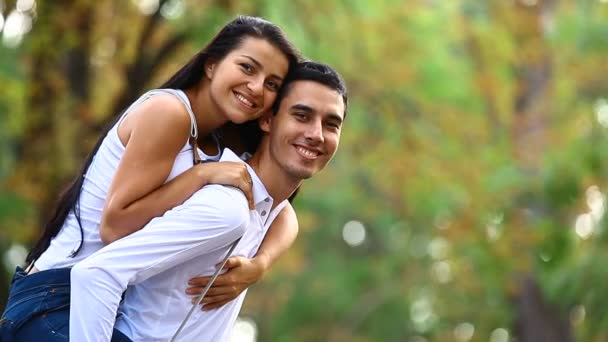 Pareja adolescente con bicicleta retro besándose en el parque en otoño — Vídeos de Stock