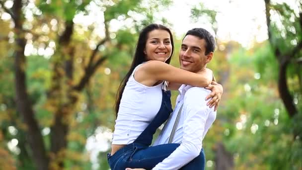 Подростковая пара с поцелуями на ретро-байке в парке осенью — стоковое видео
