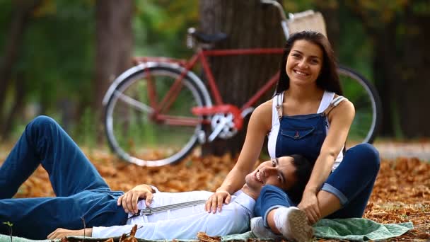 Adolescente casal com bicicleta retro beijando no parque no outono — Vídeo de Stock