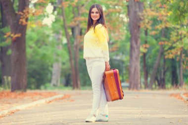 güzel esmer kız parkta çanta.