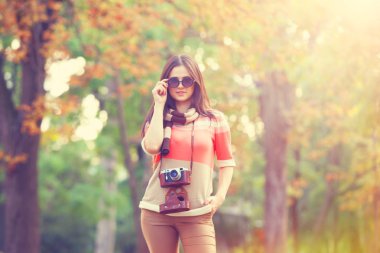 güzel esmer kız parkta kamera ile.