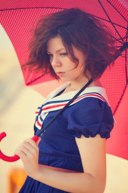 güzel esmer kız şemsiye kırsal yol ile.