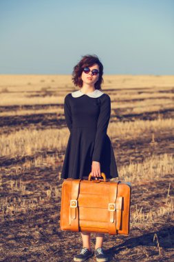 güzel esmer kız çanta alanında