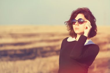 kırsal alanda güneş gözlüklü esmer güzel kız