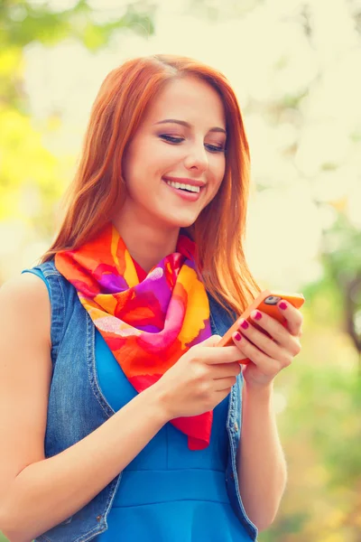 Beautifu meisje met mobiele telefoon in het park. — Stockfoto