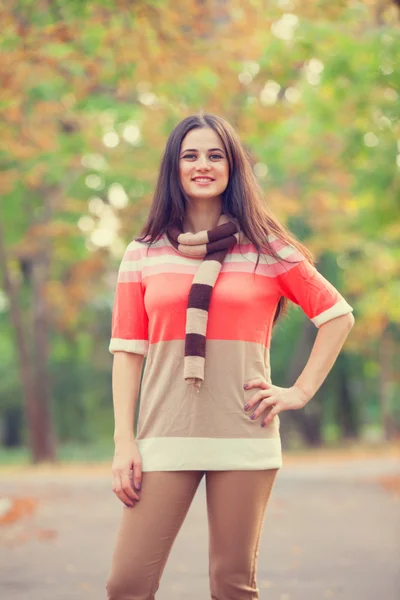 Beautiful brunette girl in the park. — Stock Photo, Image