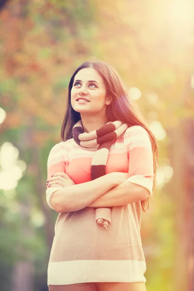 Mooie brunette meisje in het park. — Stockfoto