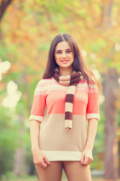 Menina morena bonita no parque . — Fotografia de Stock