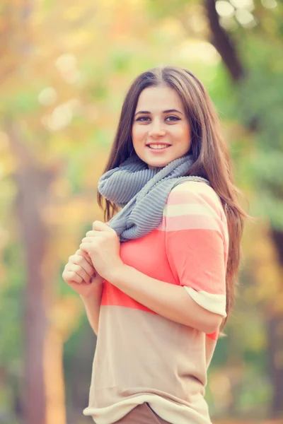 Mooie brunette meisje in het park. — Stockfoto