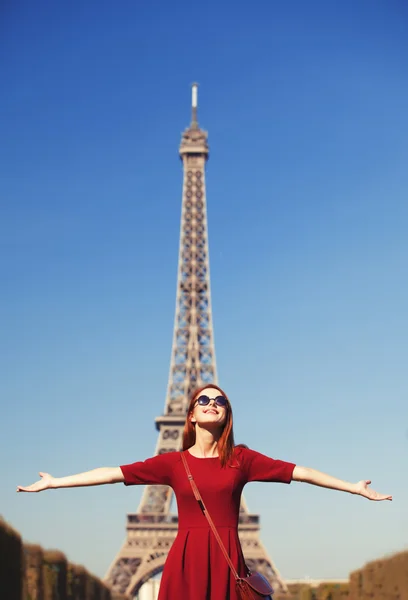 Beautifu girl in paris mit eiffelturm auf hintergrund. — Stockfoto